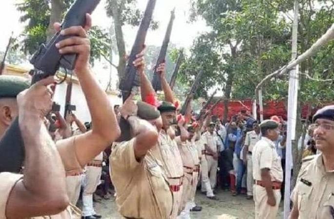 Video: Oh my god, 21 guns went to the funeral to be opened, but not a single bullet fired | Video: अरेss देवा, अंत्यविधीला २१ बंदुकांची सलामी द्यायला गेले, पण एकही गोळी उडालीच नाही! Video: Oh my god, 21 guns went to the funeral to be opened, but not a single bullet fired | Video: अरेss देवा, अंत्यविधीला २१ बंदुकांची सलामी द्यायला गेले, पण एकही गोळी उडालीच नाही!