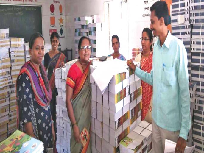 Textbooks will be available on the first day of school | शाळेच्या पहिल्याच दिवशी मिळणार पाठ्यपुस्तके Textbooks will be available on the first day of school | शाळेच्या पहिल्याच दिवशी मिळणार पाठ्यपुस्तके