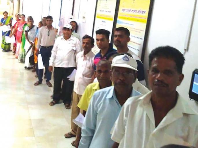 Range taken to the Collector Office for compensation | भरपाईसाठी जिल्हाधिकारी कार्यालयात लागल्या रांगा Range taken to the Collector Office for compensation | भरपाईसाठी जिल्हाधिकारी कार्यालयात लागल्या रांगा