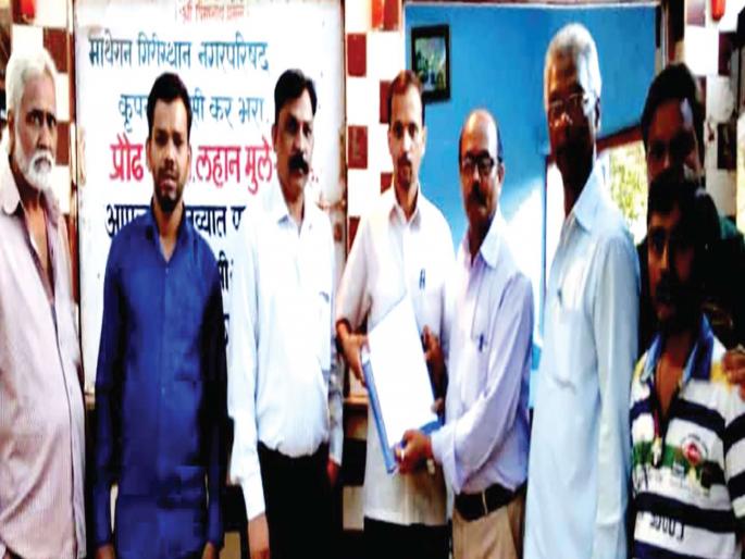The amount of traveler taxpayer exhausted by the contractor | ठेकेदाराने थकवली प्रवासी कराची रक्कम The amount of traveler taxpayer exhausted by the contractor | ठेकेदाराने थकवली प्रवासी कराची रक्कम