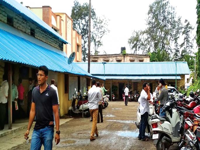 17 million to prevent administrative buildings and government housing leakage | प्रशासकीय इमारती आणि सरकारी निवासस्थानाची गळती रोखण्यासाठी १७ लाख 17 million to prevent administrative buildings and government housing leakage | प्रशासकीय इमारती आणि सरकारी निवासस्थानाची गळती रोखण्यासाठी १७ लाख