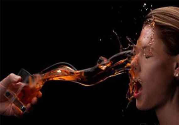 Husband throws acid on wife over money dispute | पैशाच्या वादातून पतीने फेकले पत्नीवर ॲसिड Husband throws acid on wife over money dispute | पैशाच्या वादातून पतीने फेकले पत्नीवर ॲसिड