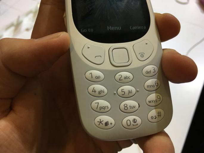 An old man using a simple mobile phone received a summons for sending obscene photos; The case reached Thane | भलतंच! साधा मोबाईल वापरणाऱ्या वृद्धाला आले अश्लील फोटो पाठवल्याचे समन्स; प्रकरण पोहचले ठाण्यात An old man using a simple mobile phone received a summons for sending obscene photos; The case reached Thane | भलतंच! साधा मोबाईल वापरणाऱ्या वृद्धाला आले अश्लील फोटो पाठवल्याचे समन्स; प्रकरण पोहचले ठाण्यात