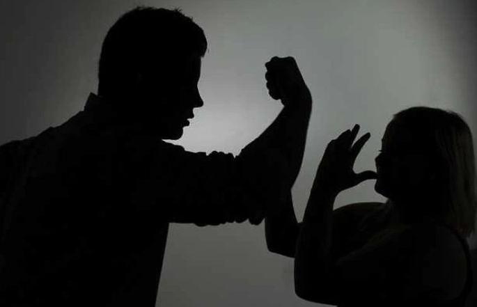 Doctor's wife tortured to bring money; The doctor filed a case against the husband and mother-in-law | माहेरून पैसे आणण्यासाठी डॉक्टर पत्नीचा छळ; डॉक्टर पती व सासूविरोधात गुुन्हा दाखल