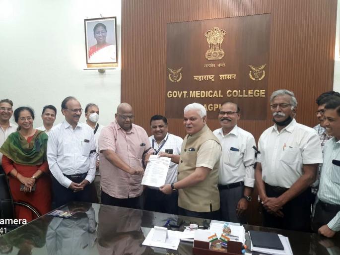 Insulting authority, protesting doctors; Hospitality by tying black ribbons | अधिष्ठात्यांचा अपमान, डॉक्टरांचा निषेध; काळ्या फिती बांधून रुग्णसेवा Insulting authority, protesting doctors; Hospitality by tying black ribbons | अधिष्ठात्यांचा अपमान, डॉक्टरांचा निषेध; काळ्या फिती बांधून रुग्णसेवा