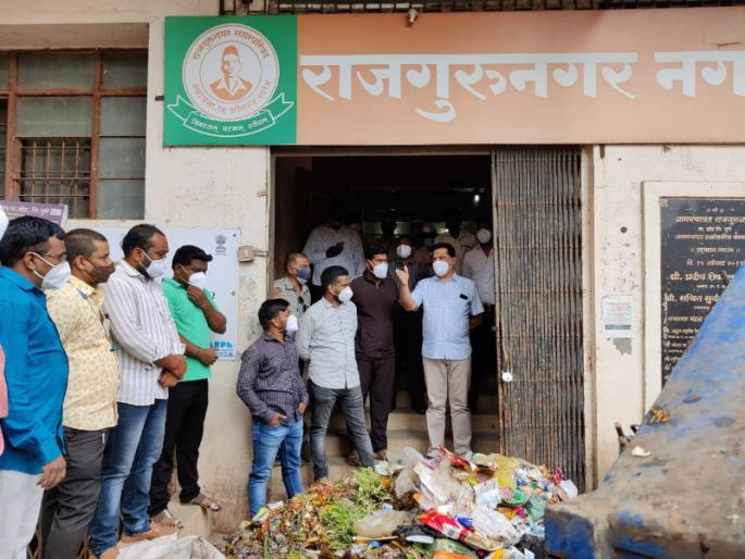 Outbreak of youth in Rajgurunagar over waste problem! Garbage thrown at the door of the Municipal Council ... | राजगुरुनगरमध्ये कचऱ्याच्या समस्येविषयी तरुणाईचा उद्रेक! नगरपरिषदेच्या दारात टाकला कचरा... Outbreak of youth in Rajgurunagar over waste problem! Garbage thrown at the door of the Municipal Council ... | राजगुरुनगरमध्ये कचऱ्याच्या समस्येविषयी तरुणाईचा उद्रेक! नगरपरिषदेच्या दारात टाकला कचरा...