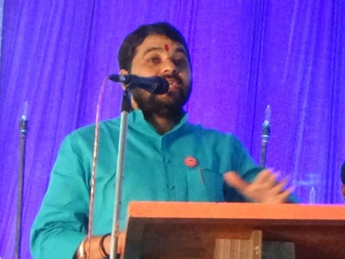 Explain first, if they are still not listening, then hit under the ears of power workers - Ravikant Tupkar | ऐकत नसतील तर वीज कर्मचाऱ्यांच्या कानाखाली हाणा - रविकांत तुपकर Explain first, if they are still not listening, then hit under the ears of power workers - Ravikant Tupkar | ऐकत नसतील तर वीज कर्मचाऱ्यांच्या कानाखाली हाणा - रविकांत तुपकर