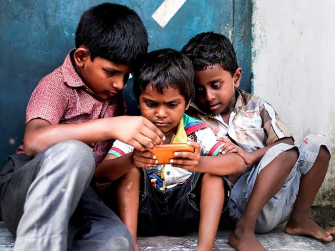 'Mobile phones will no longer be given to children under the age of eighteen'; The determination of Banshi Gram Panchayat in Yavatmal district! | 'यापुढे अठरा वर्षांखालील मुलांच्या हाती देणार नाही मोबाईल'; यवतमाळ जिल्ह्यातल्या बान्शी ग्रामपंचायतीचा निर्धार! 'Mobile phones will no longer be given to children under the age of eighteen'; The determination of Banshi Gram Panchayat in Yavatmal district! | 'यापुढे अठरा वर्षांखालील मुलांच्या हाती देणार नाही मोबाईल'; यवतमाळ जिल्ह्यातल्या बान्शी ग्रामपंचायतीचा निर्धार!
