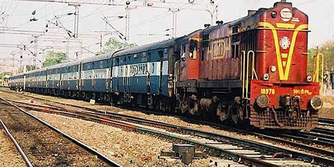15 express trains, 11 MEMU passengers undone; Comfort to the passengers | १५ एक्स्प्रेस ट्रेन, ११ मेमू पॅसेंजर पूर्ववत; प्रवाशांना दिलासा