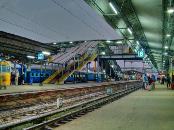 Excitement over suggestion of bomb in train; Marijuana found in an abandoned bag | रेल्वेगाडीत बॉम्ब असल्याच्या सूचनेने खळबळ; बेवारस बॅगमध्ये आढळला गांजा