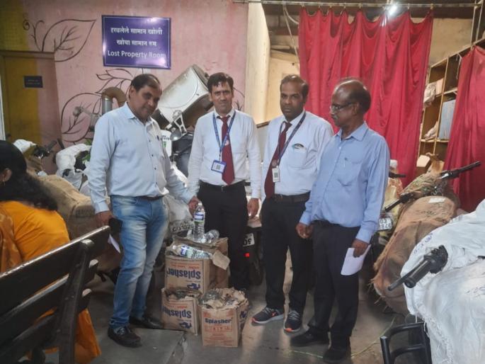 Pune Railway Station action against 74 unauthorized vendors; 2 thousand water bottles of companies seized | पुणे रेल्वे स्थानकाव ७४ अनधिकृत विक्रेत्यांवर कारवाई; २ हजार कंपन्यांच्या पाण्याच्या बाटल्या जप्त Pune Railway Station action against 74 unauthorized vendors; 2 thousand water bottles of companies seized | पुणे रेल्वे स्थानकाव ७४ अनधिकृत विक्रेत्यांवर कारवाई; २ हजार कंपन्यांच्या पाण्याच्या बाटल्या जप्त