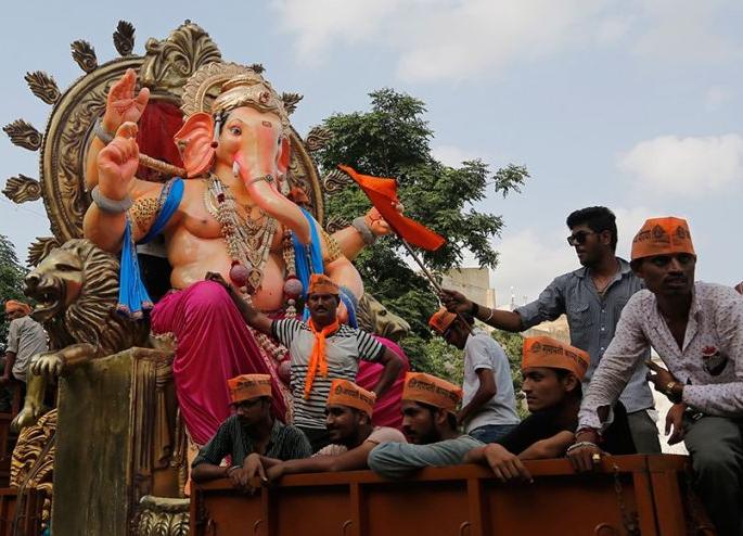 Make a policy in two weeks on POP sculpting of deities; High Court directions | देवीदेवतांच्या पीओपी मूर्तीबंदीवर दोन आठवड्यात धोरण तयार करा; उच्च न्यायालयाचे निर्देश Make a policy in two weeks on POP sculpting of deities; High Court directions | देवीदेवतांच्या पीओपी मूर्तीबंदीवर दोन आठवड्यात धोरण तयार करा; उच्च न्यायालयाचे निर्देश