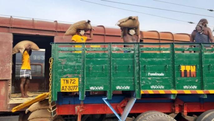 Shocking! Virur railway station on the Maharashtra-Telangana border is a major hub for rice smugglers | धक्कादायक! महाराष्ट्र-तेलंगणाच्या सीमेवरचे विरूर रेल्वे स्टेशन आहे तांदूळ तस्करांचा मोठा अड्डा Shocking! Virur railway station on the Maharashtra-Telangana border is a major hub for rice smugglers | धक्कादायक! महाराष्ट्र-तेलंगणाच्या सीमेवरचे विरूर रेल्वे स्टेशन आहे तांदूळ तस्करांचा मोठा अड्डा