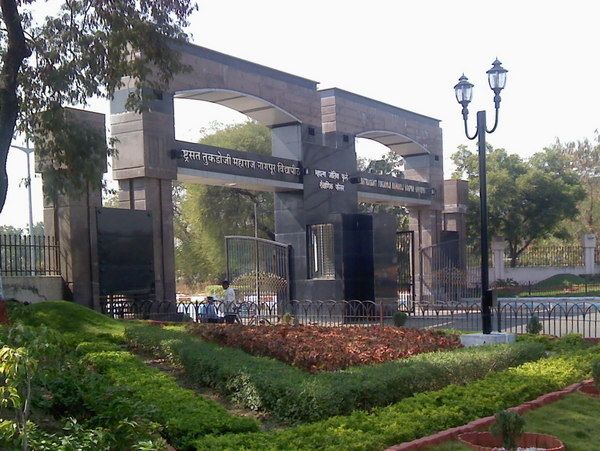 Nagpur University; Attempts to bring in MKCL, which was sacked six years ago | नागपूर विद्यापीठ; सहा वर्षांअगोदर हाकललेल्या ‘एमकेसीएल’ला आणण्याचे प्रयत्न Nagpur University; Attempts to bring in MKCL, which was sacked six years ago | नागपूर विद्यापीठ; सहा वर्षांअगोदर हाकललेल्या ‘एमकेसीएल’ला आणण्याचे प्रयत्न