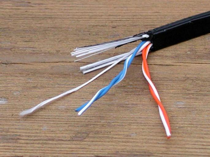 Furniture craftsman dies after trying to break wire with mouth | तोंडाने वायर तोडणे बेतले जिवावर, फर्निचर कारागिराचा मृत्यू Furniture craftsman dies after trying to break wire with mouth | तोंडाने वायर तोडणे बेतले जिवावर, फर्निचर कारागिराचा मृत्यू