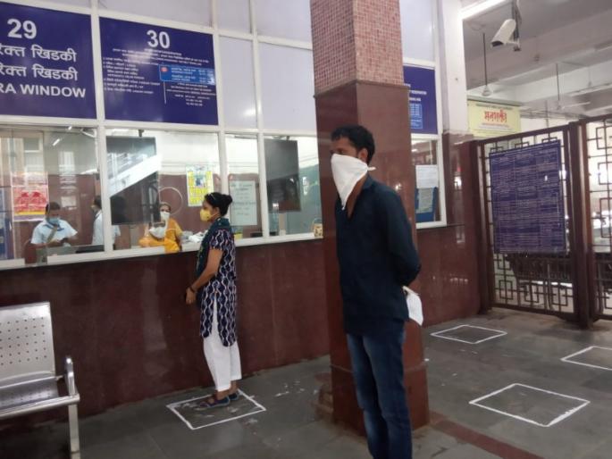 Reservations can also be made at railway stations, ticket windows opened | रेल्वे स्थानकांवरही करता येणार आरक्षण, तिकीट खिडक्या उघडल्या Reservations can also be made at railway stations, ticket windows opened | रेल्वे स्थानकांवरही करता येणार आरक्षण, तिकीट खिडक्या उघडल्या