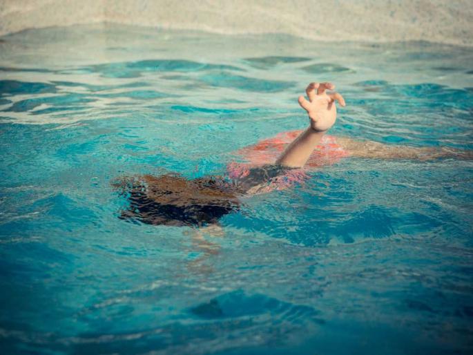 Child drowning while swimming in the sea; Friends did not give information because of fear | समुद्रात पोहण्यास गेलेल्या मुलाचा बुडून मृत्यू; भीतीपोटी मित्रांनी दिली नाही माहिती Child drowning while swimming in the sea; Friends did not give information because of fear | समुद्रात पोहण्यास गेलेल्या मुलाचा बुडून मृत्यू; भीतीपोटी मित्रांनी दिली नाही माहिती