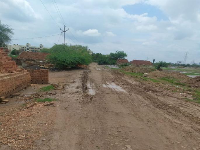 Residents of SRA complex are walking through mud, house holders are suffering due to lack of paved road | एस.आर.ए.संकुलातील रहिवाश्यांची चिखलातून पायपीट; पक्का रस्ता नसल्याने घरकुलधारक त्रस्त Residents of SRA complex are walking through mud, house holders are suffering due to lack of paved road | एस.आर.ए.संकुलातील रहिवाश्यांची चिखलातून पायपीट; पक्का रस्ता नसल्याने घरकुलधारक त्रस्त