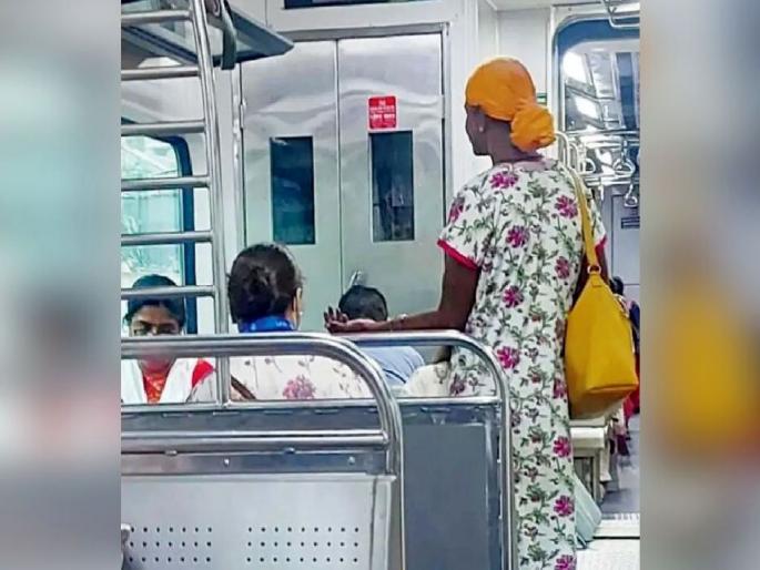 Arbitrariness of hawker in railway stations, trains | करा तुम्ही कितीही कारवाई, फेरीवाल्यांच्या रेल्वेत बिनधास्त फेऱ्या Arbitrariness of hawker in railway stations, trains | करा तुम्ही कितीही कारवाई, फेरीवाल्यांच्या रेल्वेत बिनधास्त फेऱ्या