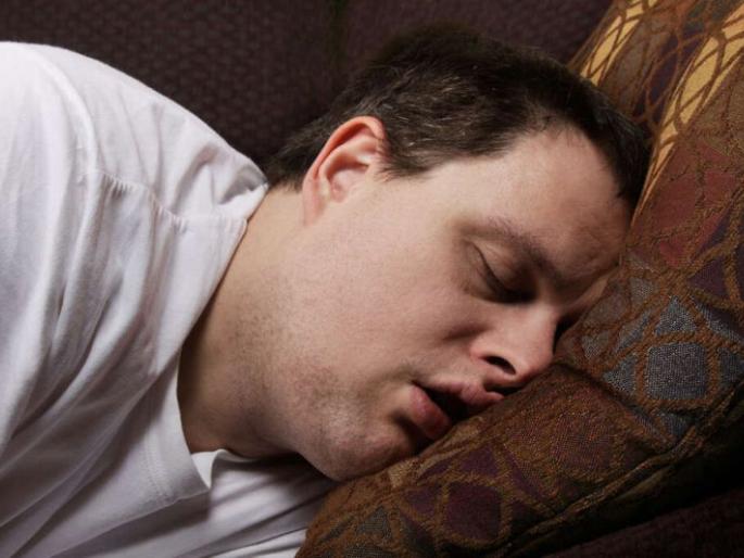 Snoring increases the risk of an early morning heart attack; Consult a doctor | घोरण्यामुळे वाढतो पहाटे हार्ट अटॅक येण्याचा धोका; डॉक्टरांचा सल्ला घ्या Snoring increases the risk of an early morning heart attack; Consult a doctor | घोरण्यामुळे वाढतो पहाटे हार्ट अटॅक येण्याचा धोका; डॉक्टरांचा सल्ला घ्या