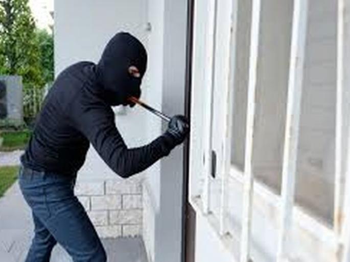 Three lakh jewelery stolen from Deputy Health Director's house | आरोग्य उपसंचालकांच्या घरातून तीन लाखांचे दागिने पळविले! Three lakh jewelery stolen from Deputy Health Director's house | आरोग्य उपसंचालकांच्या घरातून तीन लाखांचे दागिने पळविले!