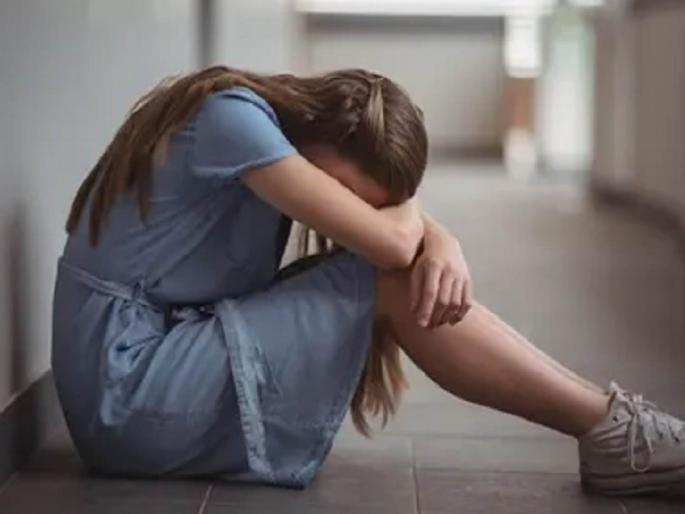 a minor girl by force photos were taken and made viral incident happened in solapur | जबरदस्तीनं अल्पवयीन मुलीचे अश्लील फोटो काढून केले व्हायरल; गुन्हा दाखल a minor girl by force photos were taken and made viral incident happened in solapur | जबरदस्तीनं अल्पवयीन मुलीचे अश्लील फोटो काढून केले व्हायरल; गुन्हा दाखल