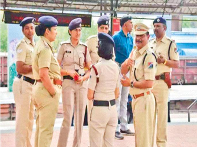 'Khaki-clad friends' harass railway workers; Action taken in 509 complaints of harassment, stalking | ‘खाकीतील सखीं’चा रेलरोमियोंना हिसका; छेडछाड, पाठलाग करण्याच्या ५०९ तक्रारींत केली कारवाई  'Khaki-clad friends' harass railway workers; Action taken in 509 complaints of harassment, stalking | ‘खाकीतील सखीं’चा रेलरोमियोंना हिसका; छेडछाड, पाठलाग करण्याच्या ५०९ तक्रारींत केली कारवाई