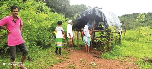 Pipes have to be made in the forest for rations | रेशनसाठी जंगलात करावी लागते पायपीट Pipes have to be made in the forest for rations | रेशनसाठी जंगलात करावी लागते पायपीट