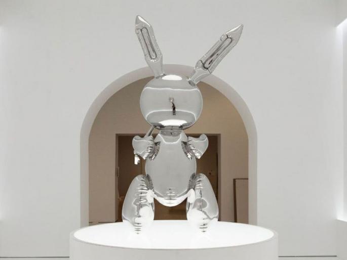 Jeff Koons rabbit work sells for 91.1 million dollar record for living artist | सशाच्या कलाकृतीवर लागली रेकॉर्ड ब्रेक बोली, किंमत वाचून व्हाल अवाक् Jeff Koons rabbit work sells for 91.1 million dollar record for living artist | सशाच्या कलाकृतीवर लागली रेकॉर्ड ब्रेक बोली, किंमत वाचून व्हाल अवाक्