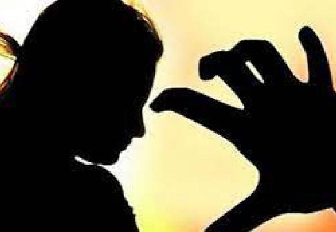 Forty thousand deals for the virginity of an eleven-year-old girl | अकरा वर्षीय मुलीच्या कौमार्याचा चाळीस हजारांत सौदा, तीन महिला गजाआड Forty thousand deals for the virginity of an eleven-year-old girl | अकरा वर्षीय मुलीच्या कौमार्याचा चाळीस हजारांत सौदा, तीन महिला गजाआड