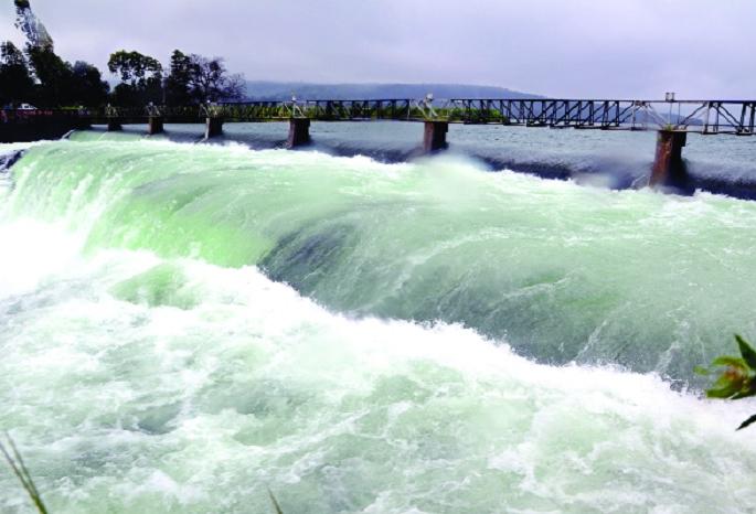 Santhadhar in Kolhapur district | कोल्हापुर जिल्ह्यात संततधार Santhadhar in Kolhapur district | कोल्हापुर जिल्ह्यात संततधार