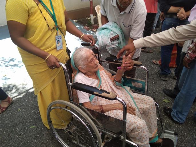 Maharashtra Election Voting Live: Senior citizens excite for election | Maharashtra Election Voting Live : ज्येष्ठ नागरिकांचा उत्साह तरुणांना लाजविणारा! Maharashtra Election Voting Live: Senior citizens excite for election | Maharashtra Election Voting Live : ज्येष्ठ नागरिकांचा उत्साह तरुणांना लाजविणारा!