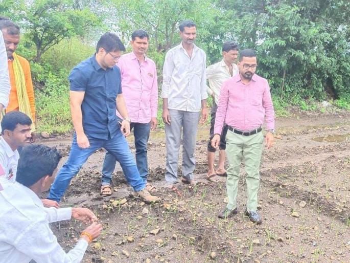 You are not alone, the government, administration is with you, the district collector has given courage to the victims | तुम्ही एकटे नसून शासन, प्रशासन तुमच्या पाठीशी, जिल्हाधिकाऱ्यांनी नुकसानग्रस्तांना दिला धीर You are not alone, the government, administration is with you, the district collector has given courage to the victims | तुम्ही एकटे नसून शासन, प्रशासन तुमच्या पाठीशी, जिल्हाधिकाऱ्यांनी नुकसानग्रस्तांना दिला धीर