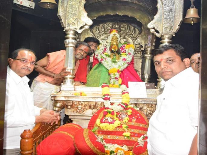 today Radhakrishna Vikhe is at Tulajabhawani temple, tomorrow after Sai Darshan he will speak on his stand | राधाकृष्ण विखेंनी तुळजाभवानी चरणी टेकविला माथा, उद्या साई दर्शनानंतर मांडणार भूमिका  today Radhakrishna Vikhe is at Tulajabhawani temple, tomorrow after Sai Darshan he will speak on his stand | राधाकृष्ण विखेंनी तुळजाभवानी चरणी टेकविला माथा, उद्या साई दर्शनानंतर मांडणार भूमिका