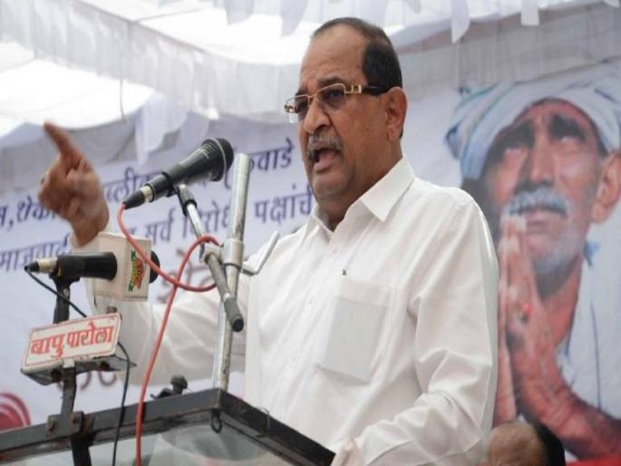 Radhakrishna Vikhe Patil gave instructions to the authorities regarding the death of animals due to lumpy disease in Jalgaon | कार्यालयात बसू नका, गोठ्यांत फिरा; राधाकृष्ण विखे पाटलांनी अधिकाऱ्यांना सुनावले Radhakrishna Vikhe Patil gave instructions to the authorities regarding the death of animals due to lumpy disease in Jalgaon | कार्यालयात बसू नका, गोठ्यांत फिरा; राधाकृष्ण विखे पाटलांनी अधिकाऱ्यांना सुनावले