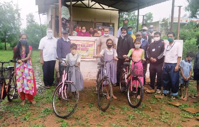 For a school in a remote and rural area of Radhanagari taluka children had to walk more than three kilometers every day | कोल्हापूरकरांच्या दातृत्वामुळे थांबली दुर्गम भागातील मुलींची पायपीट For a school in a remote and rural area of Radhanagari taluka children had to walk more than three kilometers every day | कोल्हापूरकरांच्या दातृत्वामुळे थांबली दुर्गम भागातील मुलींची पायपीट