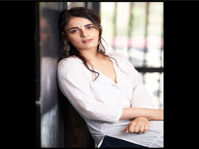 Radhika Madan told about her equation with irrfan khan while angreji medium shoot PSC | इरफान खानला पहिल्या भेटीत राधिका मदनने मारली होती 'ही' हाक, तो झाला होता क्लीन बोल्ड