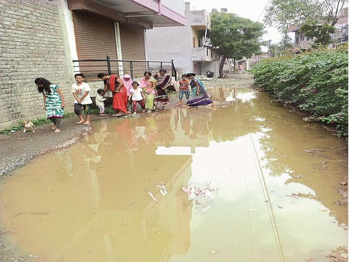Radhaswamy colony suffers from problem; Inauspicious, students and aged suffer all | राधास्वामी कॉलनी समस्यांच्या गर्तेत;गैरसोयीमुळे विद्यार्थी व वृद्धांसह सर्वच त्रस्त Radhaswamy colony suffers from problem; Inauspicious, students and aged suffer all | राधास्वामी कॉलनी समस्यांच्या गर्तेत;गैरसोयीमुळे विद्यार्थी व वृद्धांसह सर्वच त्रस्त