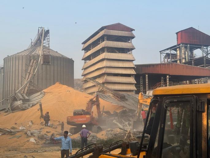 Maize storage tank explosion at Radico Company; Workers crushed under hundreds of tons of corn, 4 serious | रॅडिको कंपनीत स्टोरेज टाकीचा स्फोट; शेकडो टन मक्याखाली कामगार दबले, चौघांचा मृत्यू Maize storage tank explosion at Radico Company; Workers crushed under hundreds of tons of corn, 4 serious | रॅडिको कंपनीत स्टोरेज टाकीचा स्फोट; शेकडो टन मक्याखाली कामगार दबले, चौघांचा मृत्यू