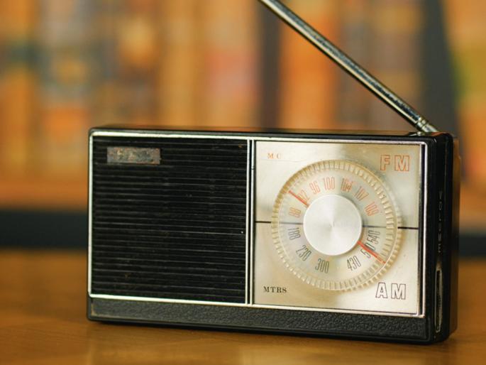 A fight over the taps on FM radio, | एफएम रेडिओवर नळावरची भांडणे, स्पर्धा इतकी तीव्र A fight over the taps on FM radio, | एफएम रेडिओवर नळावरची भांडणे, स्पर्धा इतकी तीव्र