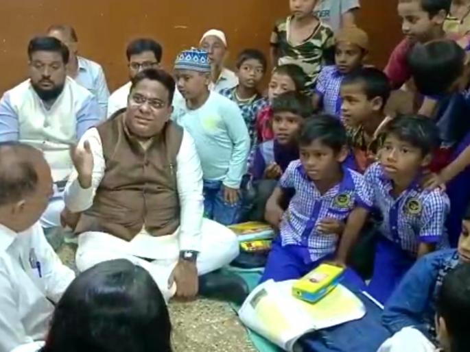 Bhiwandi MLA Raees Shaikh seats on the floor with School Kids slams Municipal Authorities for lack of basic schooling services | भिवंडीत आमदार रईस शेख यांनी मुलांसोबत जमिनीवर बसून मनपा अधिकाऱ्यांची घेतली शाळा Bhiwandi MLA Raees Shaikh seats on the floor with School Kids slams Municipal Authorities for lack of basic schooling services | भिवंडीत आमदार रईस शेख यांनी मुलांसोबत जमिनीवर बसून मनपा अधिकाऱ्यांची घेतली शाळा