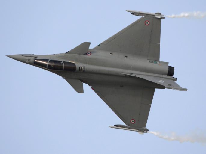  'Rafale' loses 12,632 crores for the country's treasury; | ‘राफेल’मुळे देशाच्या तिजोरीला १२,६३२ कोटींचा चुना, अहवालातून आकडेवारी झाली उघड