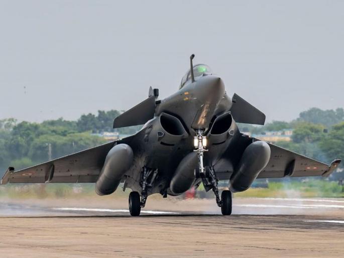 Three Rafales to fly to India in four days; Nine more fighter jets will be added in April | चार दिवसांत तीन राफेल भारताकडे झेपावणार; एप्रिलमध्ये आणखी 9 लढाऊ विमाने ताकद वाढविणार Three Rafales to fly to India in four days; Nine more fighter jets will be added in April | चार दिवसांत तीन राफेल भारताकडे झेपावणार; एप्रिलमध्ये आणखी 9 लढाऊ विमाने ताकद वाढविणार