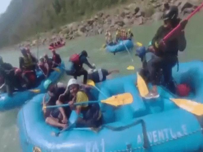 rafting fight in rishikesh rowers lashed each other in the river watch video | ऋषिकेशमध्ये राफ्टिंग दरम्यान जोरदार हाणामारी, व्हिडिओ व्हायरल rafting fight in rishikesh rowers lashed each other in the river watch video | ऋषिकेशमध्ये राफ्टिंग दरम्यान जोरदार हाणामारी, व्हिडिओ व्हायरल