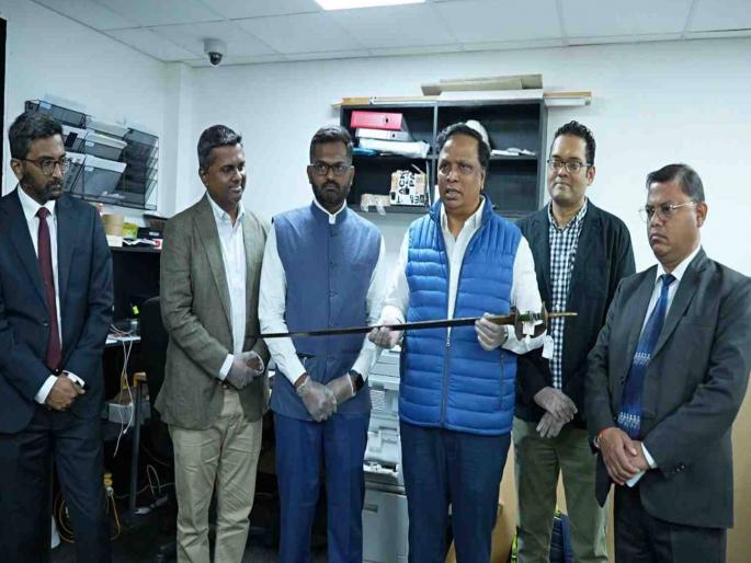 Raje Raghuji Bhosale sword is in the possession of the state government Minister Shelar will arrive in Mumbai with the sword on August 18 | राजे रघुजी भोसले यांची तलवार राज्य सरकारच्या ताब्यात; १८ ऑगस्टला तलवारीसह मंत्री शेलार मुंबईत दाखल होणार Raje Raghuji Bhosale sword is in the possession of the state government Minister Shelar will arrive in Mumbai with the sword on August 18 | राजे रघुजी भोसले यांची तलवार राज्य सरकारच्या ताब्यात; १८ ऑगस्टला तलवारीसह मंत्री शेलार मुंबईत दाखल होणार
