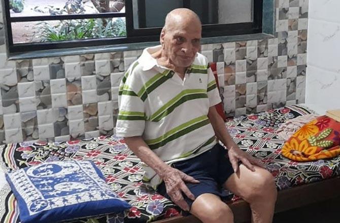Former Ranji Trophy player Chandorkar completes unbeaten century | माजी रणजीपटू चांदोरकर यांनी पूर्ण केले वयाचे नाबाद शतक Former Ranji Trophy player Chandorkar completes unbeaten century | माजी रणजीपटू चांदोरकर यांनी पूर्ण केले वयाचे नाबाद शतक