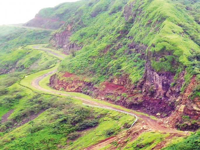 Travel in Raghuveer Ghat connecting Ratnagiri Satara districts is dangerous | रघुवीर घाटातील प्रवास ठरताेय हृदयाचे ठाेके चुकविणाराच, रत्नागिरी-सातारा जिल्ह्यांना जाेडणारा घाट Travel in Raghuveer Ghat connecting Ratnagiri Satara districts is dangerous | रघुवीर घाटातील प्रवास ठरताेय हृदयाचे ठाेके चुकविणाराच, रत्नागिरी-सातारा जिल्ह्यांना जाेडणारा घाट