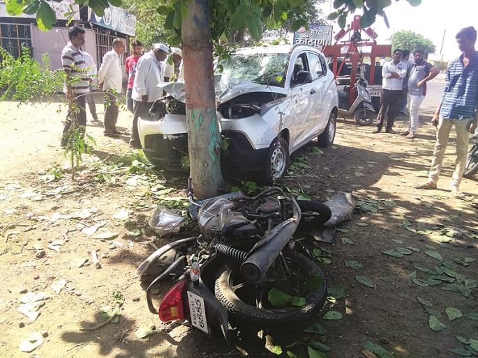 One killed and two serious in a car-bike accident at Rahita | राहाता येथे कार-दुचाकीच्या अपघातात एक ठार, दोन गंभीर One killed and two serious in a car-bike accident at Rahita | राहाता येथे कार-दुचाकीच्या अपघातात एक ठार, दोन गंभीर