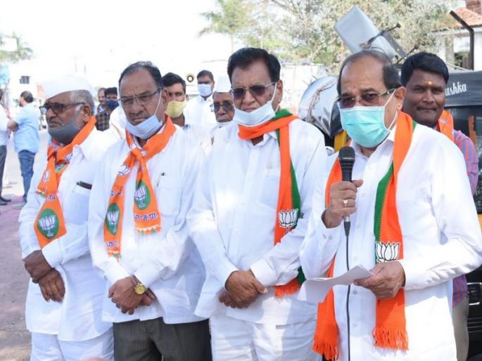Radhakrishna Vikhe's criticism of the struggle for positions only in the three-party government | तीन पक्षाच्या सरकारात फक्त पदांसाठी संघर्ष, राधाकृष्ण विखे यांची टीका