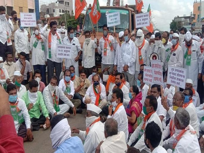 Asud agitation of farmers on Nagar-Manmad road for increase in milk price | दूध दरवाढीसाठी राहात्यात शेतक-यांचे नगर-मनमाड रस्त्यावर आसूड आंदोलन  Asud agitation of farmers on Nagar-Manmad road for increase in milk price | दूध दरवाढीसाठी राहात्यात शेतक-यांचे नगर-मनमाड रस्त्यावर आसूड आंदोलन